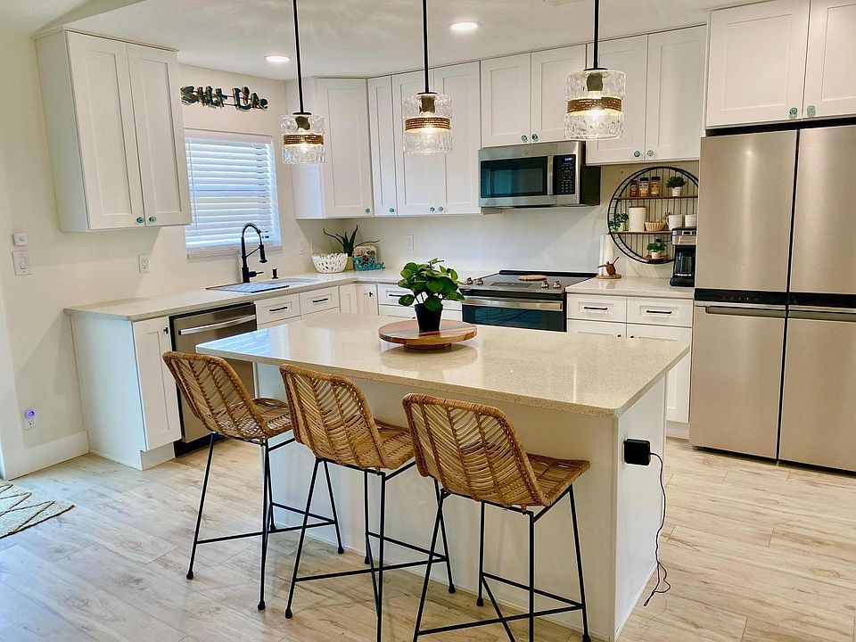 Newly remodeled kitchen, quartz countertops, SS appliances. Adjoins dining room that seats 6
