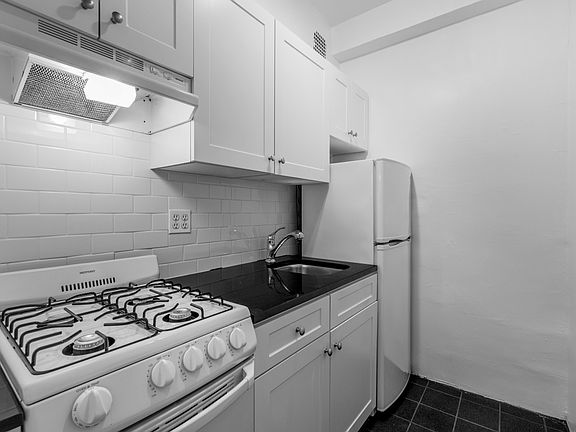 5th image of 160 W 71st St APT 3E