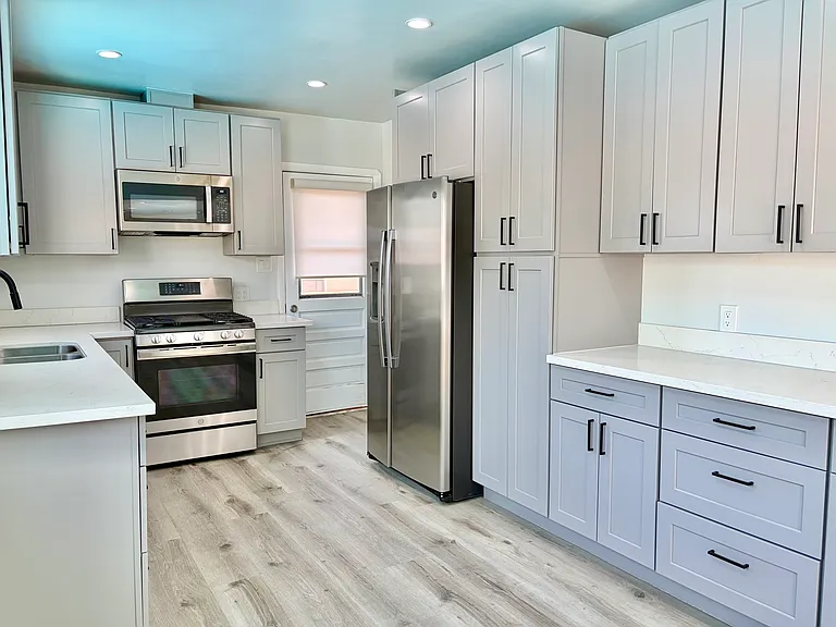 4506 Bakman Ave — Photo 2