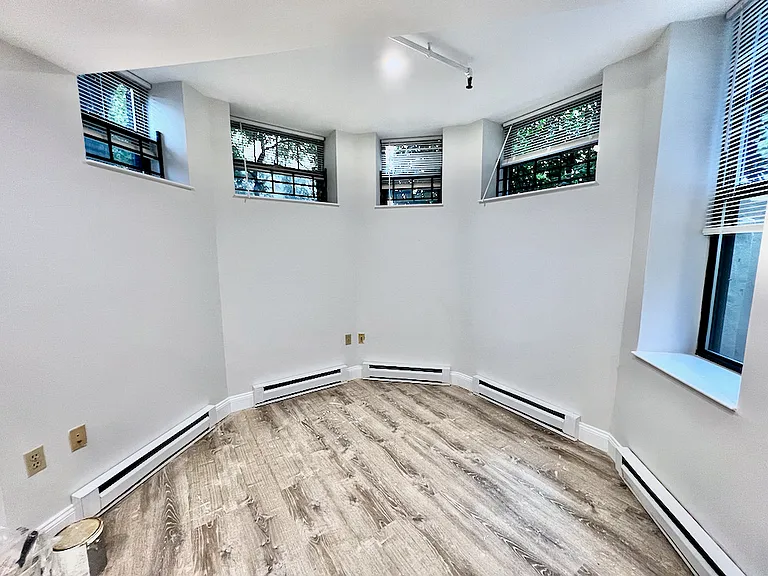104 Queensberry St #12 — Photo 1