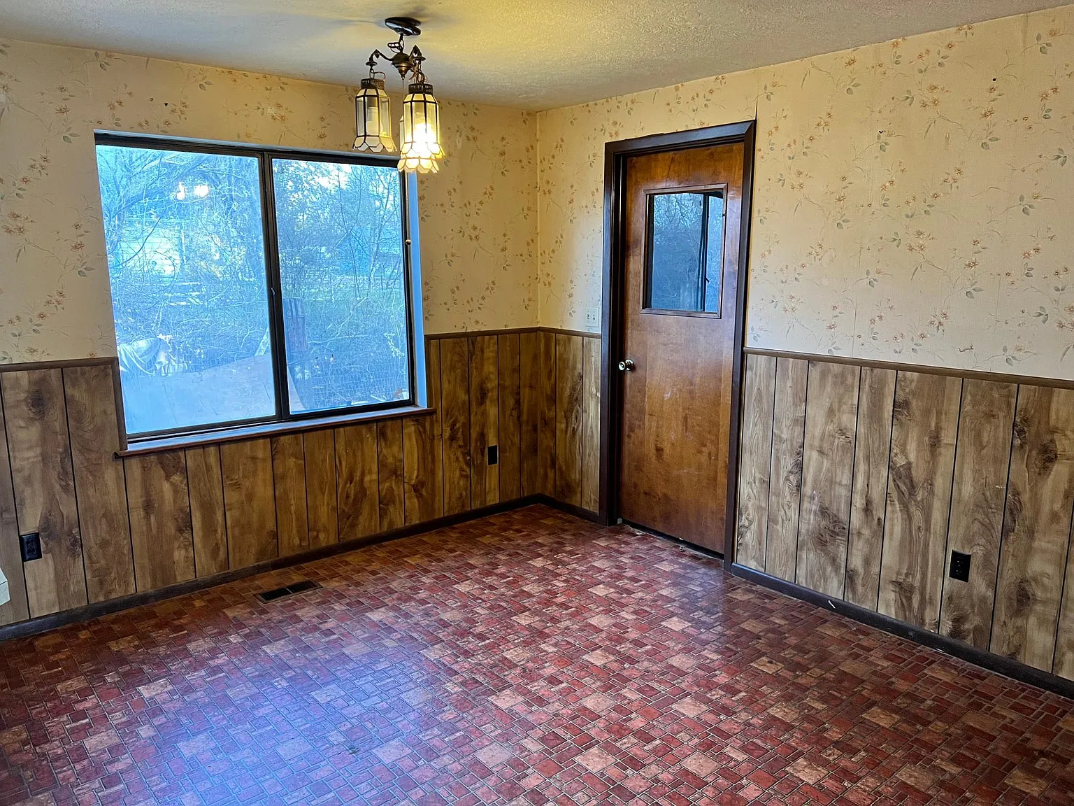 3 bed, 1198 sqft, $1,900 — Photo 2
