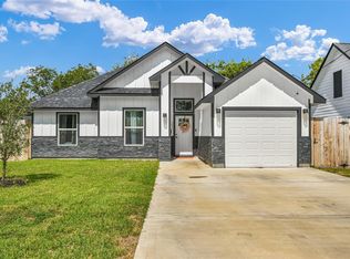 1252 2nd St, Clute, TX 77531