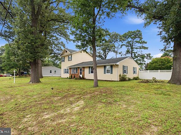 3rd image of 776 Evergreen Rd