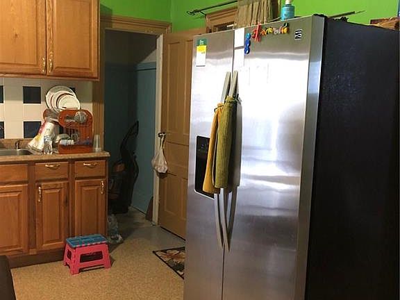 5th image of 156 Playter St