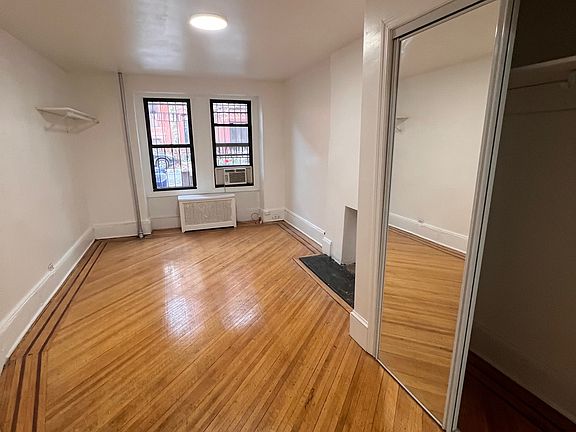 4th image of 156 Willoughby Ave #1