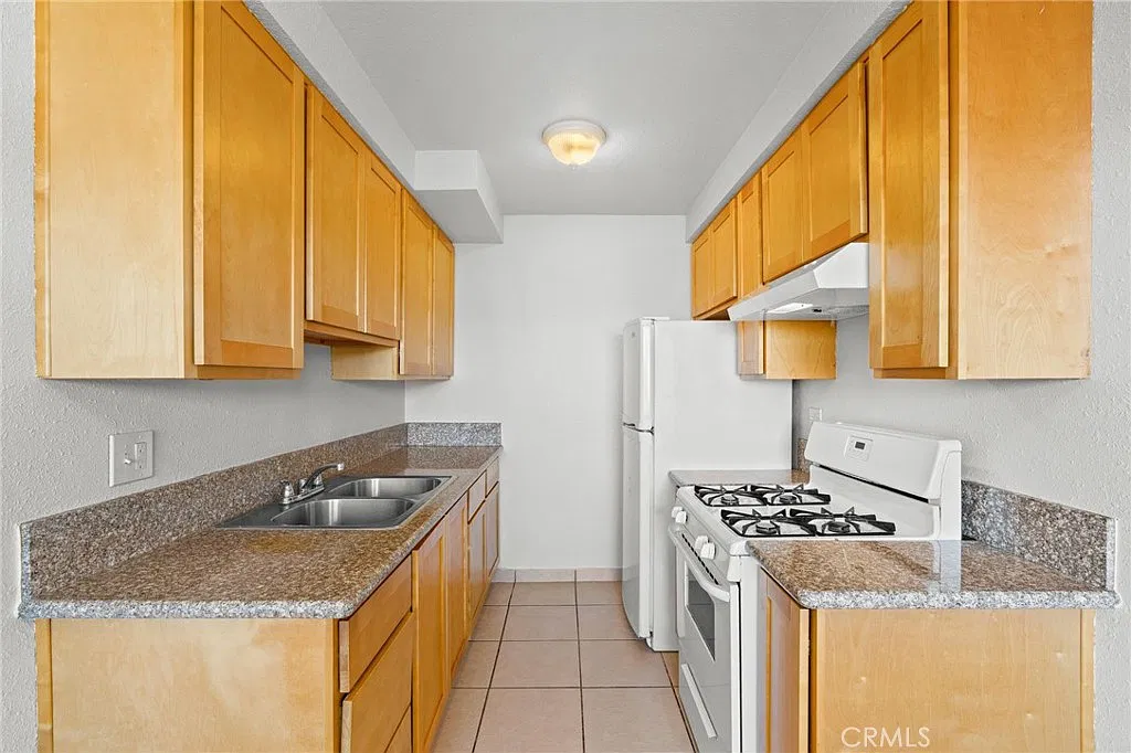 2 bed, 1.5 bath, 800 sqft, $2,300 — Photo 4