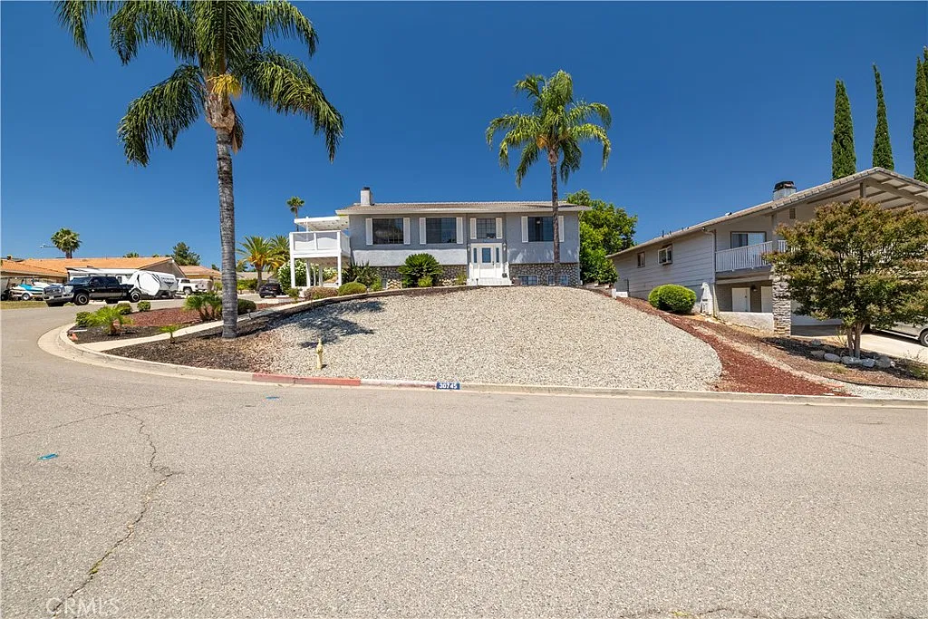 3 bed, 2.5 bath, 1818 sqft, $2,999 — Photo 3