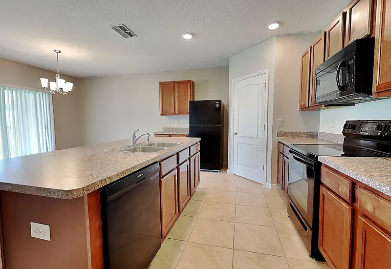 4 bed, 2.0 bath, 1828 sqft, $1,899 — Photo 2