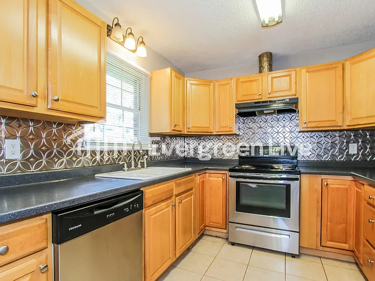 161 Buckingham Cir — Photo 6