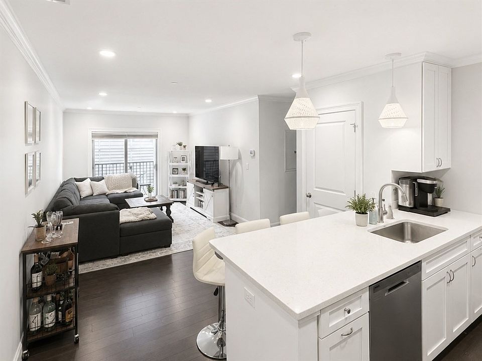 1st image of 728 E Broadway #206