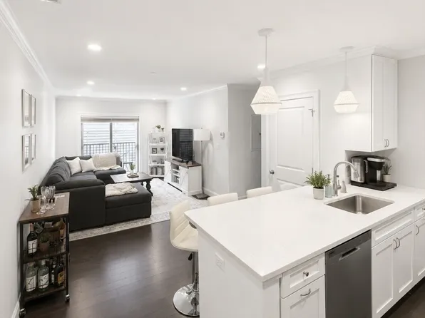 728 E Broadway #206, Boston, MA 02127