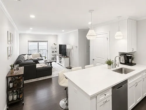 728 E Broadway #206 Photo 1