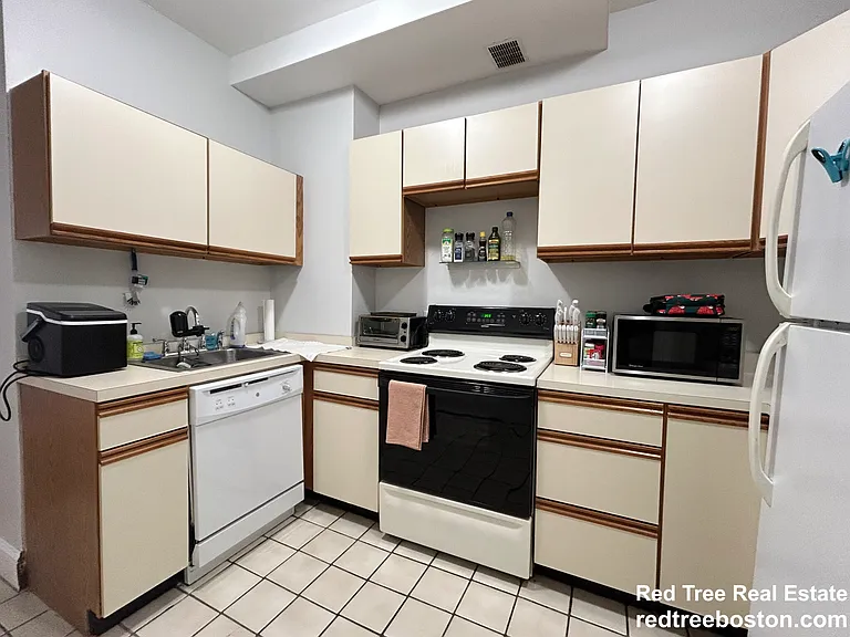 175 Harvard St — Photo 12