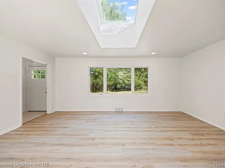 6550 Inkster Rd — Photo 5