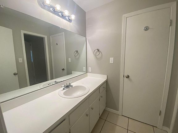 Main bathroom vanity