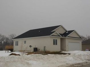 1202 Meadow View Ln, Waverly, IA 50677