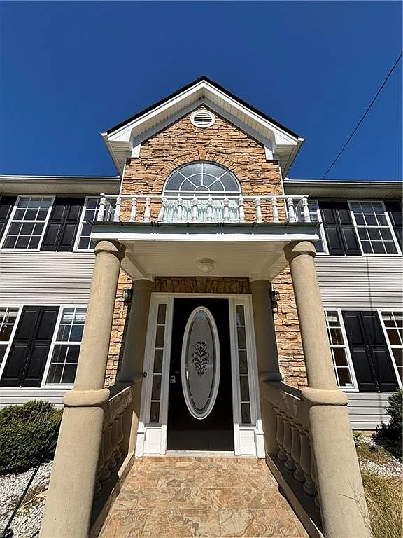 4 bed, 2.5 bath, 2196 sqft, $2,400 — Photo 2