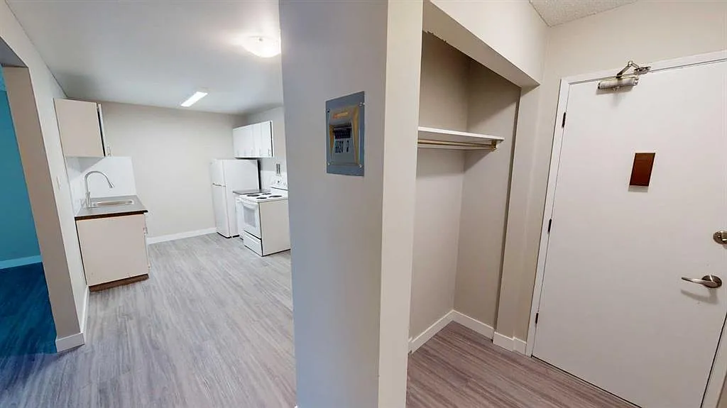 2 bed, 1.0 bath, 838 sqft, $1,359 — Photo 2