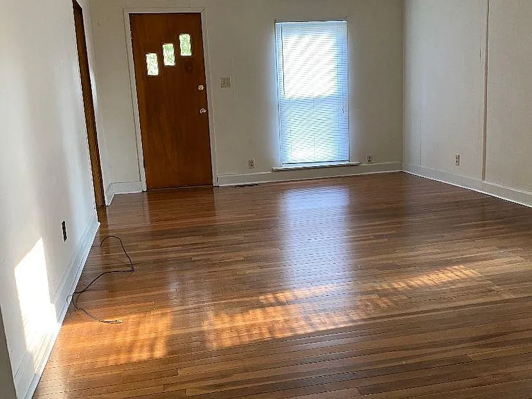 915 W Kirkwood Ave — Photo 2