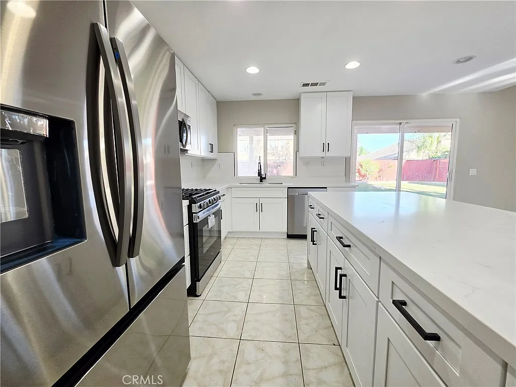 5 bed, 2607 sqft, $3,300 — Photo 3