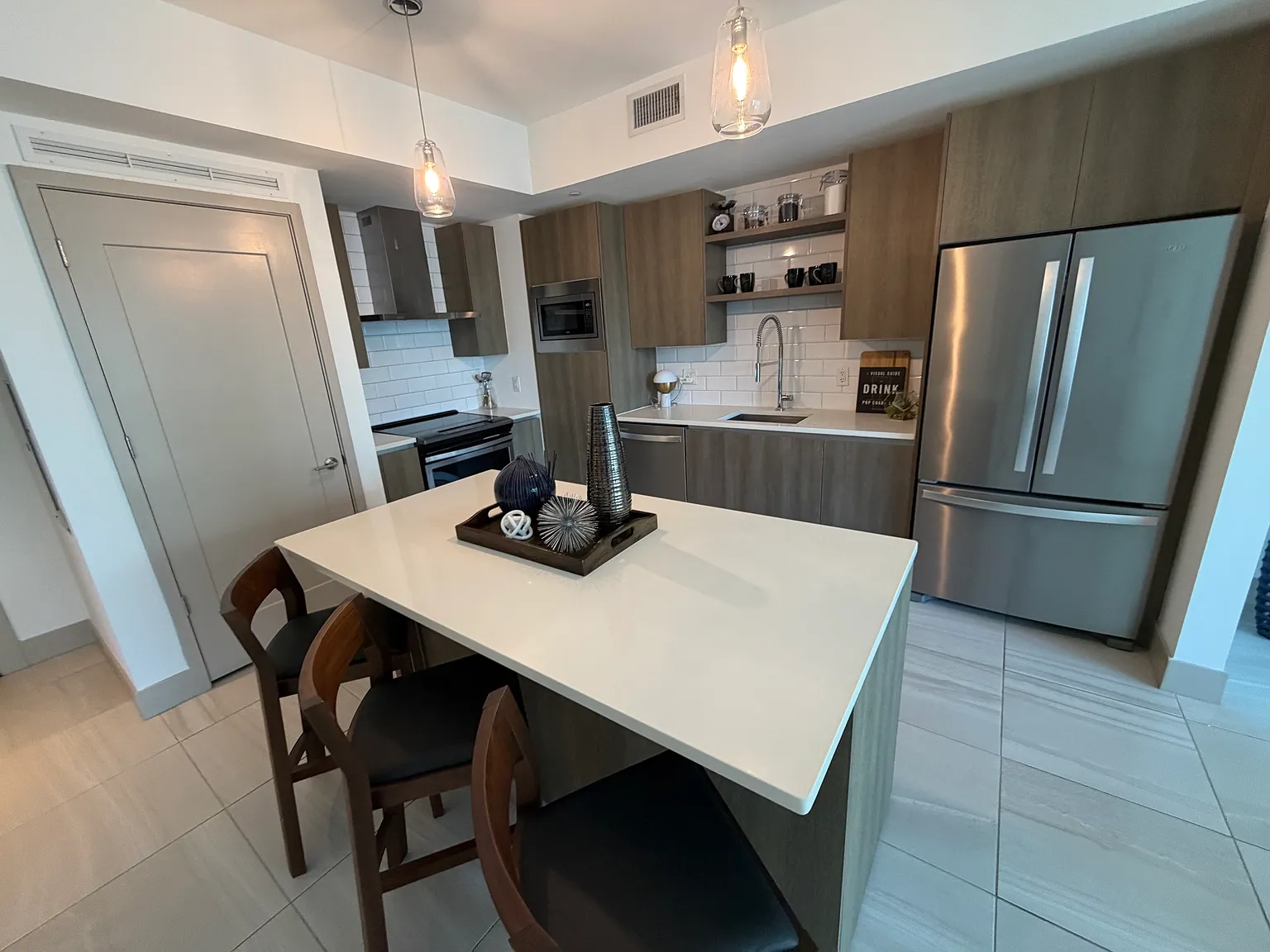 1 bed, 681 sqft, $2,720 — Photo 2