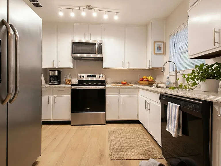 2403 Banyan Dr — Photo 2