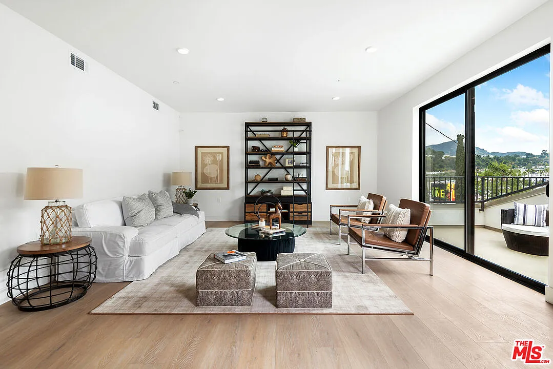 4 bed, 4.0 bath, 2560 sqft, $15,000 — Photo 3