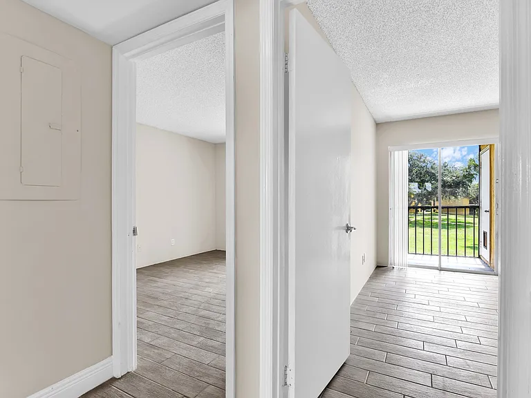 414 Meadows Cir — Photo 9