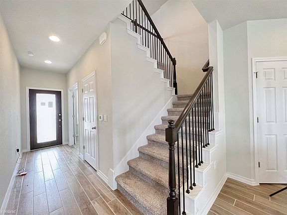 4th image of 15901 Crissom Ln
