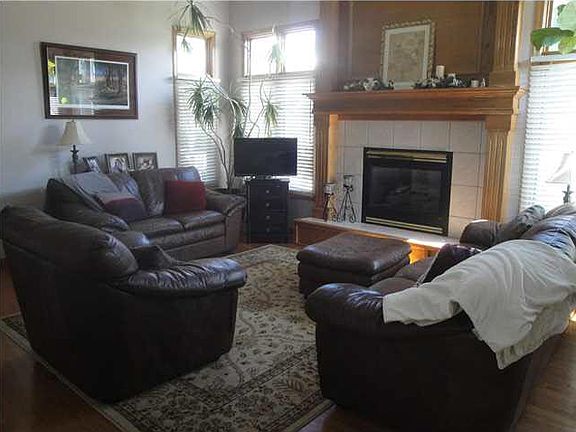 2nd image of 407 Country Hills Dr