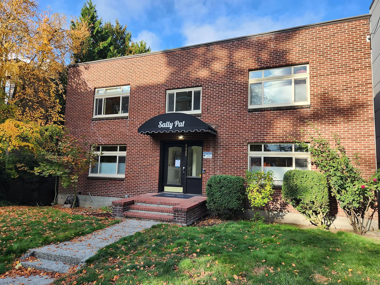 Sally Pat Apartments — Photo 2