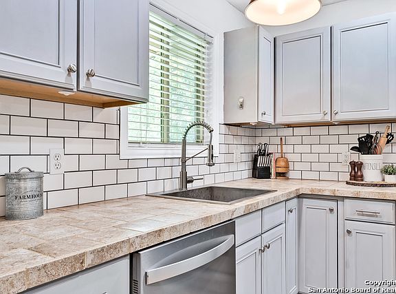 5th image of 1402 Montview