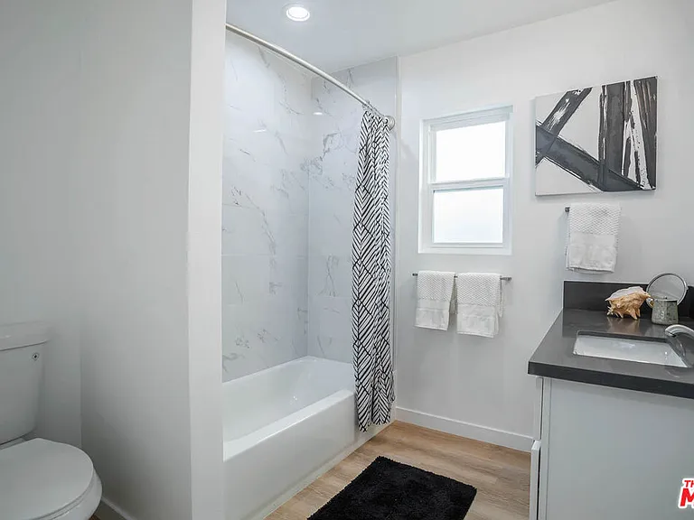 6244 De Longpre Ave #1 — Photo 17