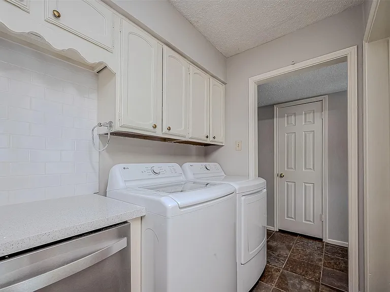 432 N Post Oak Ln — Photo 18