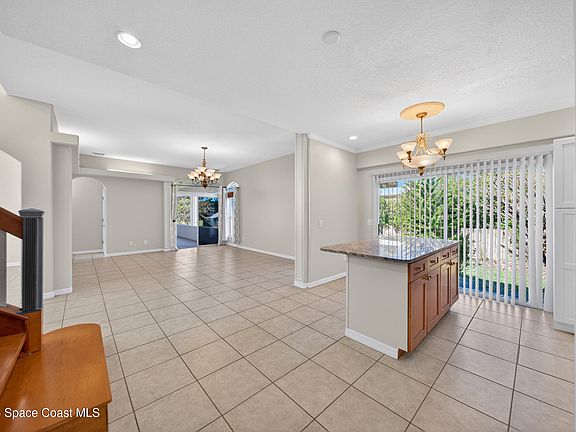 5th image of 914 Sierra Pl NE