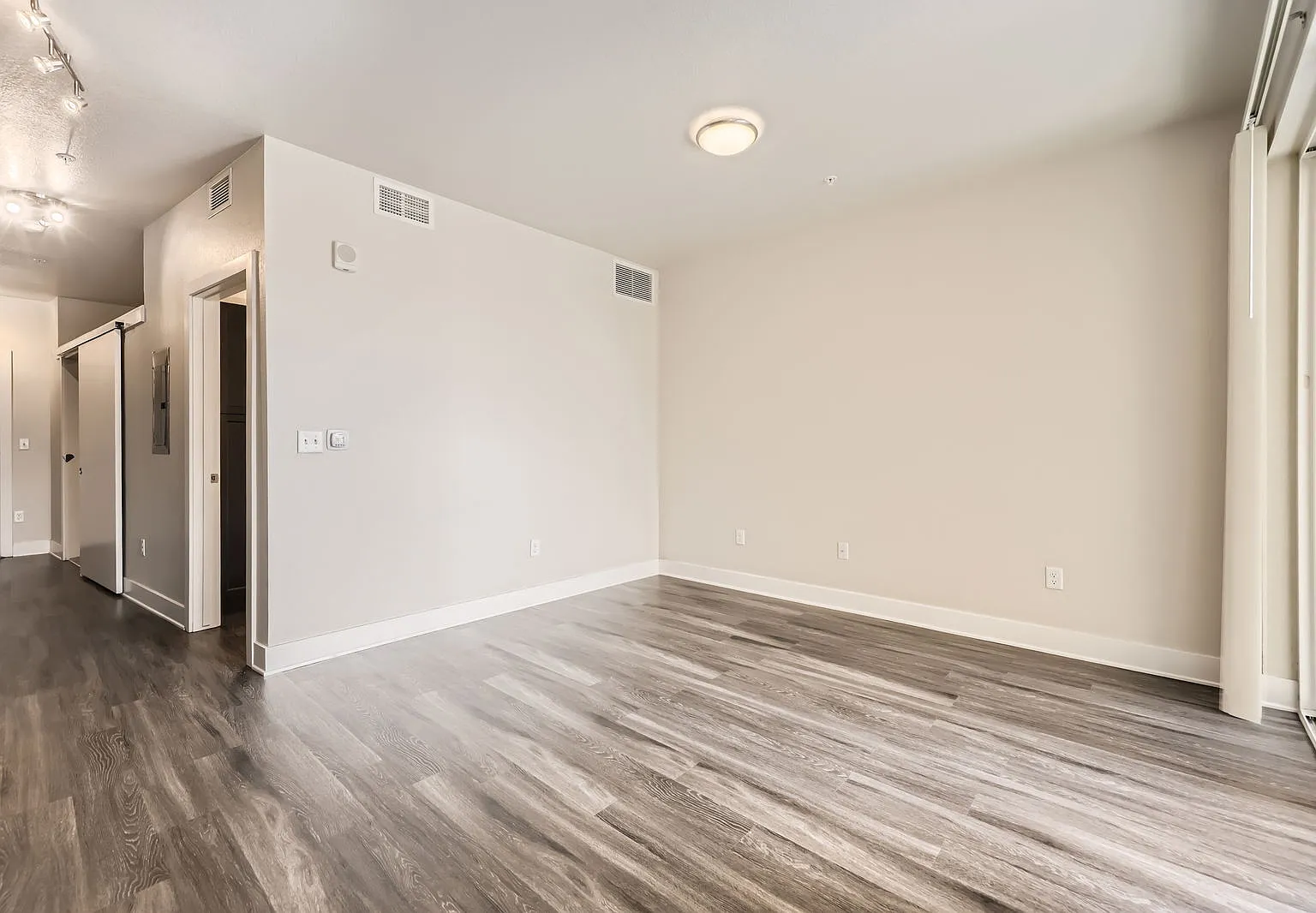 SloHi Flats — Photo 4