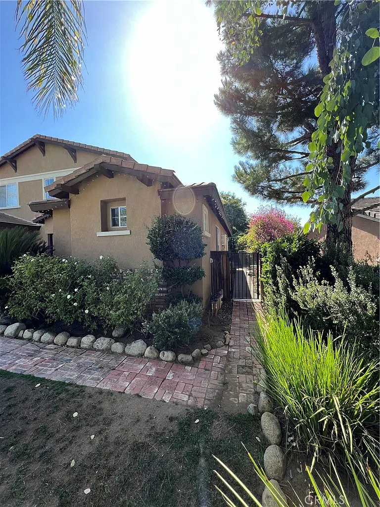 1 bed, 800 sqft, $1,900 — Photo 1