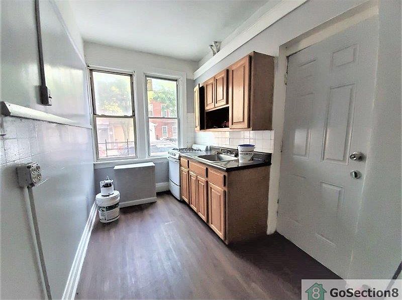 2nd image of 539 Van Nest Ave APT 1