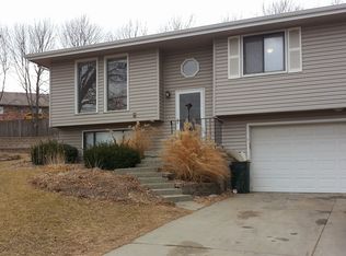 5200 Ascot Cir, Lincoln, NE 68516