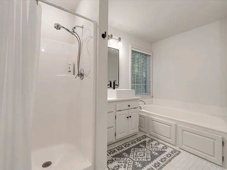 3700 Lindsey Ln — Photo 7