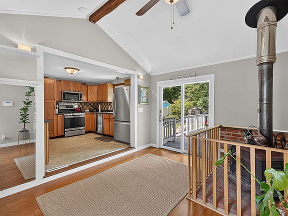 5th image of 120 Farm St