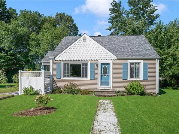 52 Twin Leaf Trl, Saunderstown, RI 02874