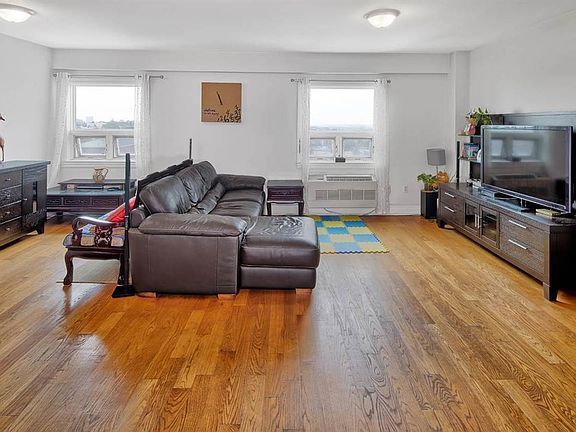 2nd image of 809 22nd St #908