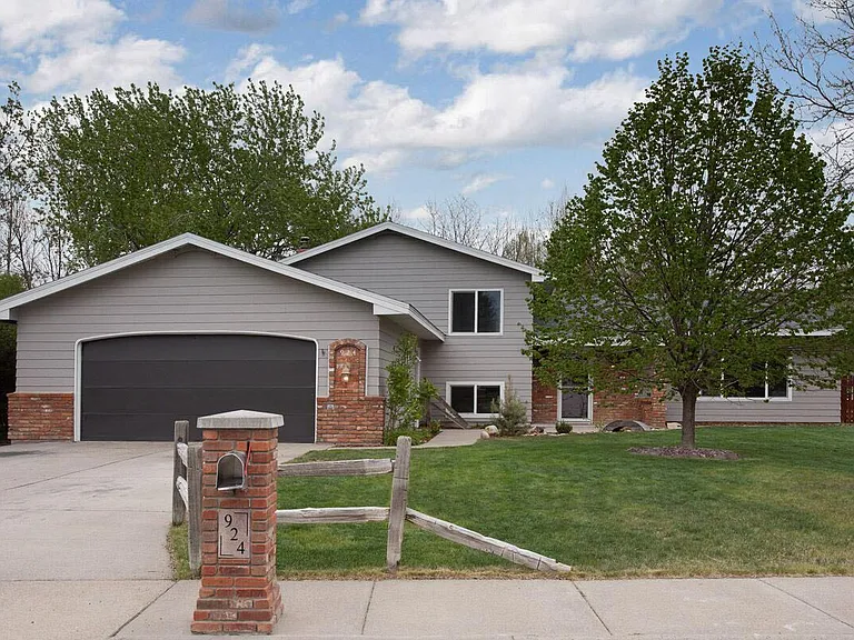 924 Trent Cir — Photo 1