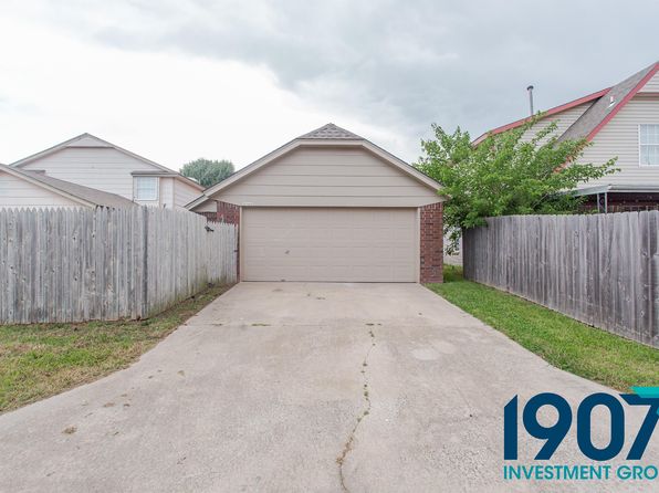 2102 Briarcliff Dr, Moore, OK 73170