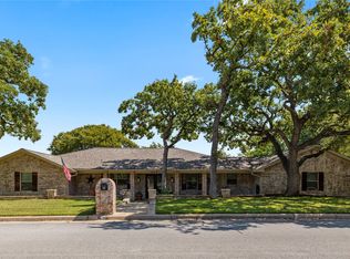 417 Oak Hollow Ln, Fort Worth, TX 76112