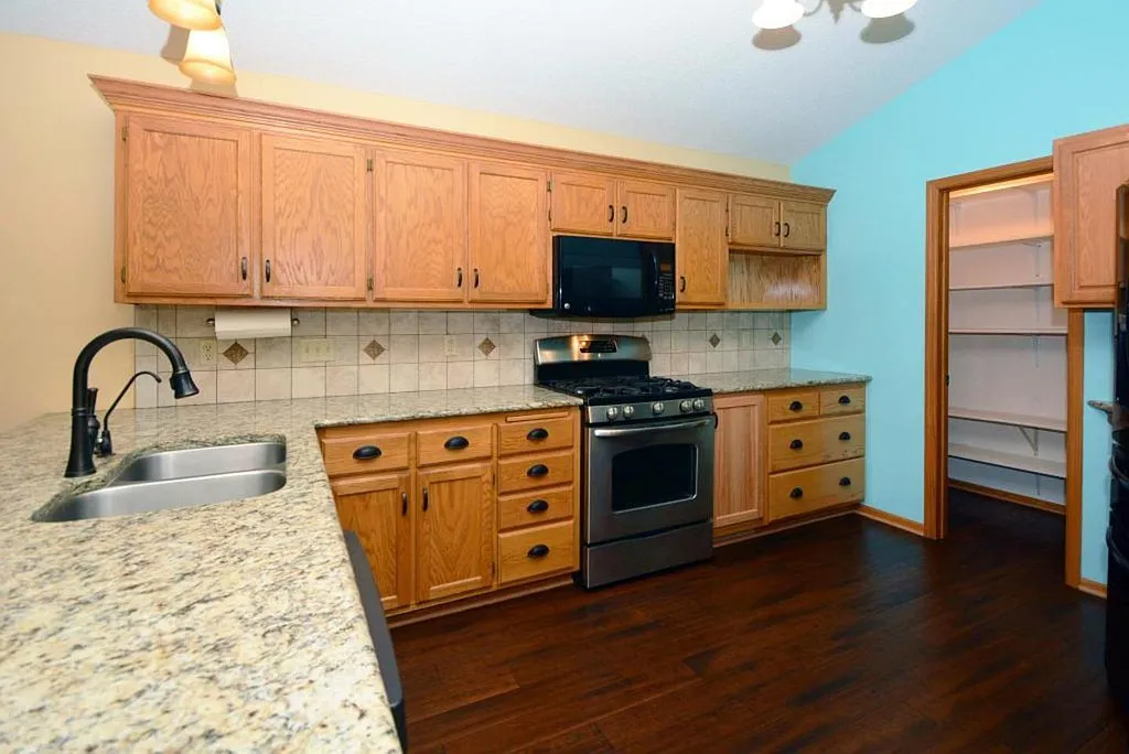 3 bed, 2110 sqft, $2,850 — Photo 3