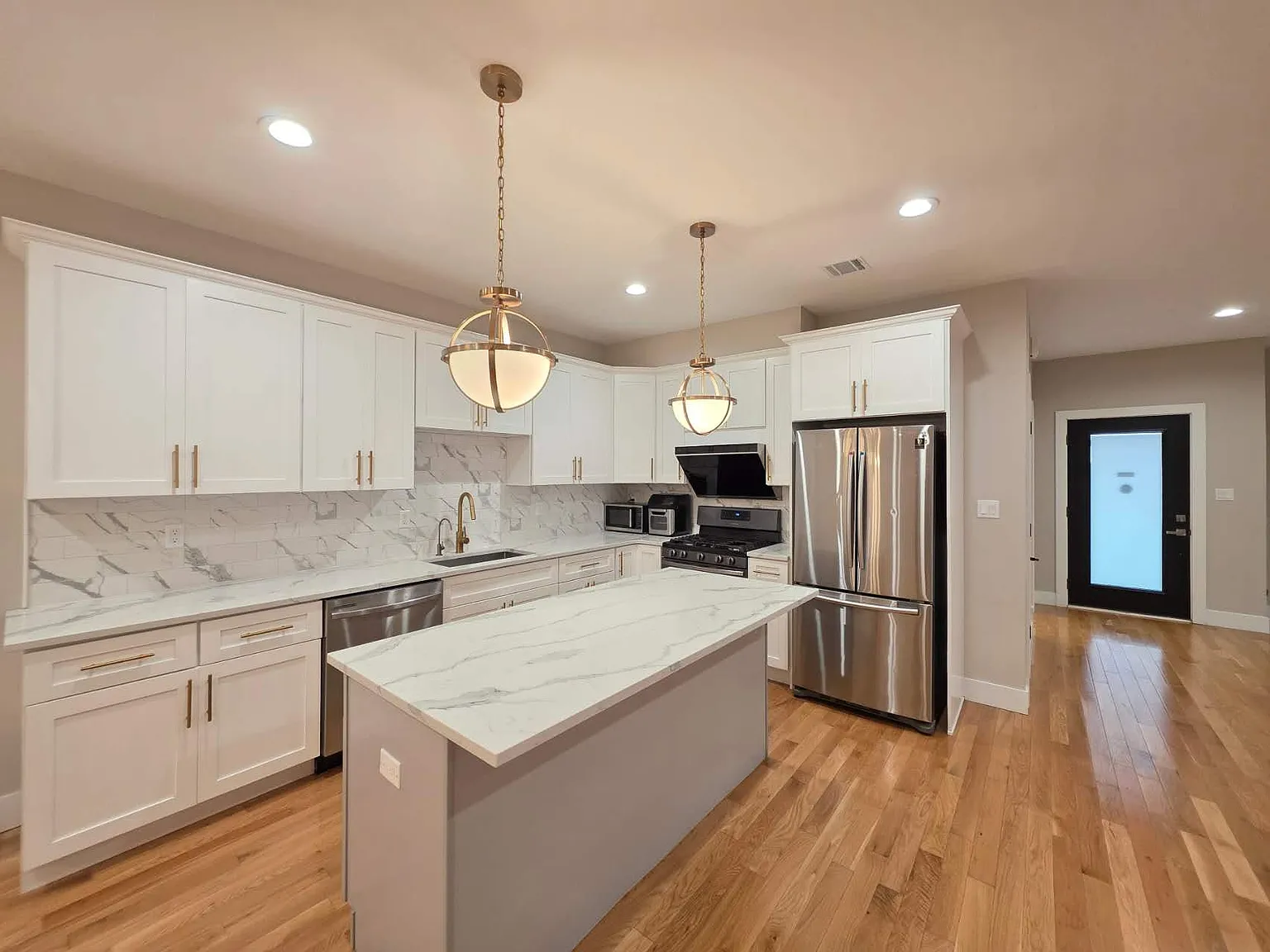 3 bed, 3000 sqft, $3,800 — Photo 1