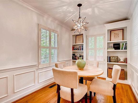 Dining rm w built ins 