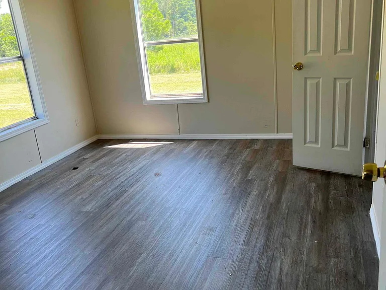 28 Riverside Dr — Photo 8